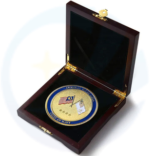 Kilang dibuat menyesuaikan 360 darjah berputar duit syiling emas bersalut logam medallion enamel malaysia logo souvenir duit syiling dengan kotak kayu
